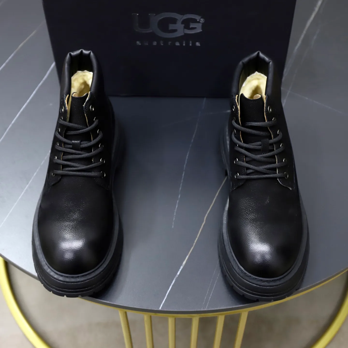 Ex-factory price: 680💰Thick wool imported from Australia Brand: UGG genuine purchasing agent Size: 38-44 (customized in 45) Grade: Official website 1:1 Material: First-layer genuine leather waterproof and antifreeze upper Real wool lining Original non-slip Soft wear-resistant outsole Style category: Men's casual shoes Trendy style Comfortable on the feet Color: Official website color synchronization